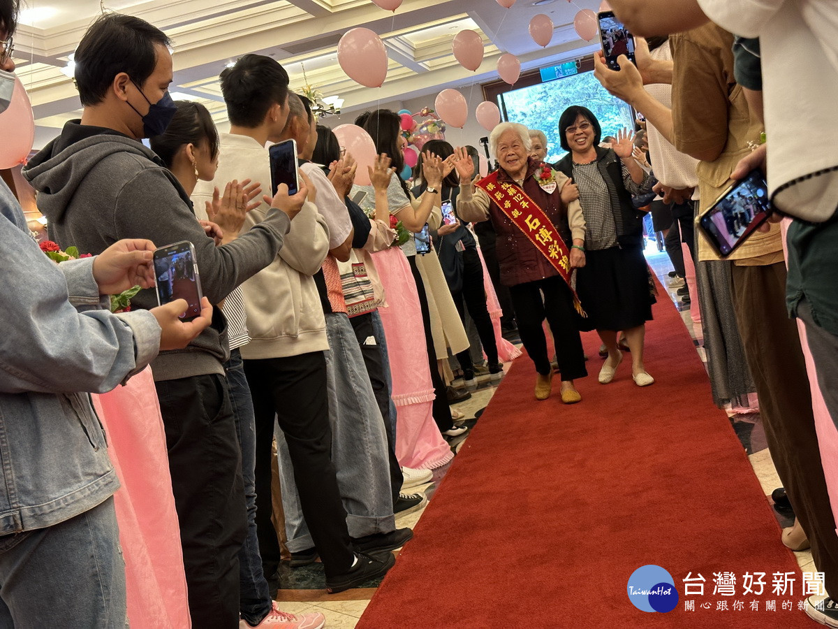 模範母親走紅毯進場受到熱烈歡迎。(記者扶小萍攝)