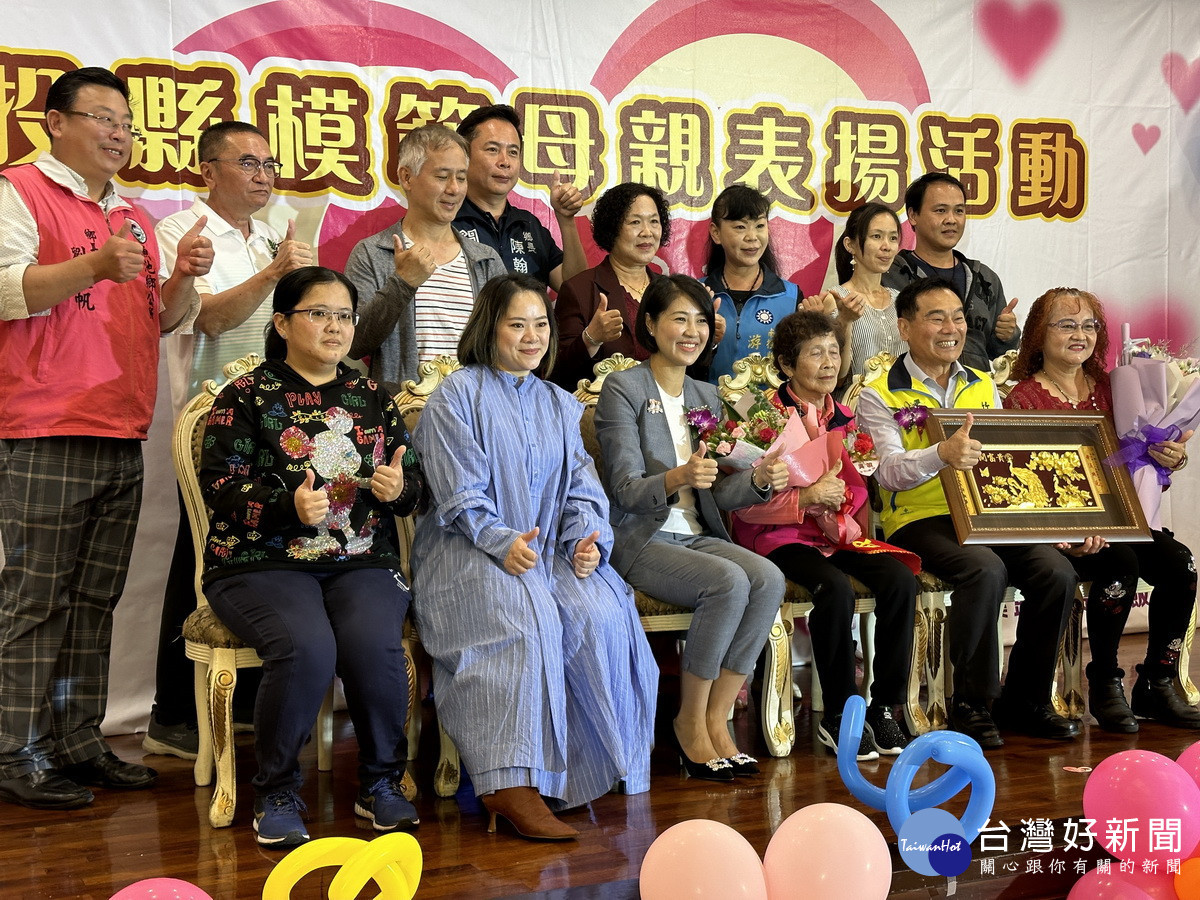 全縣有13位與3位身心障礙媽媽接受表揚。(記者扶小萍攝)