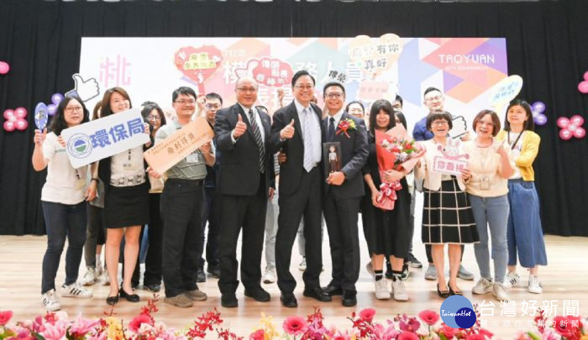 市長與獲獎的環境保護局股長陳傳榮及環保局同仁合影留念。<br /><br /> <br /><br />