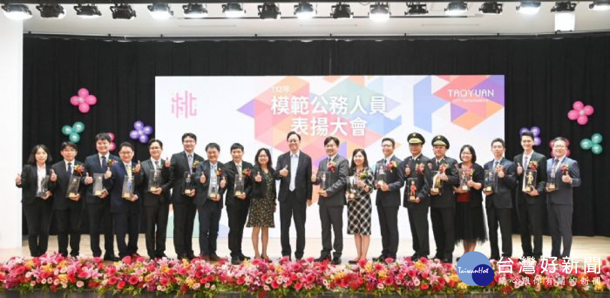 張市長與模範公務員合影,並期許打造模範公務單位。<br /><br /> <br /><br />
