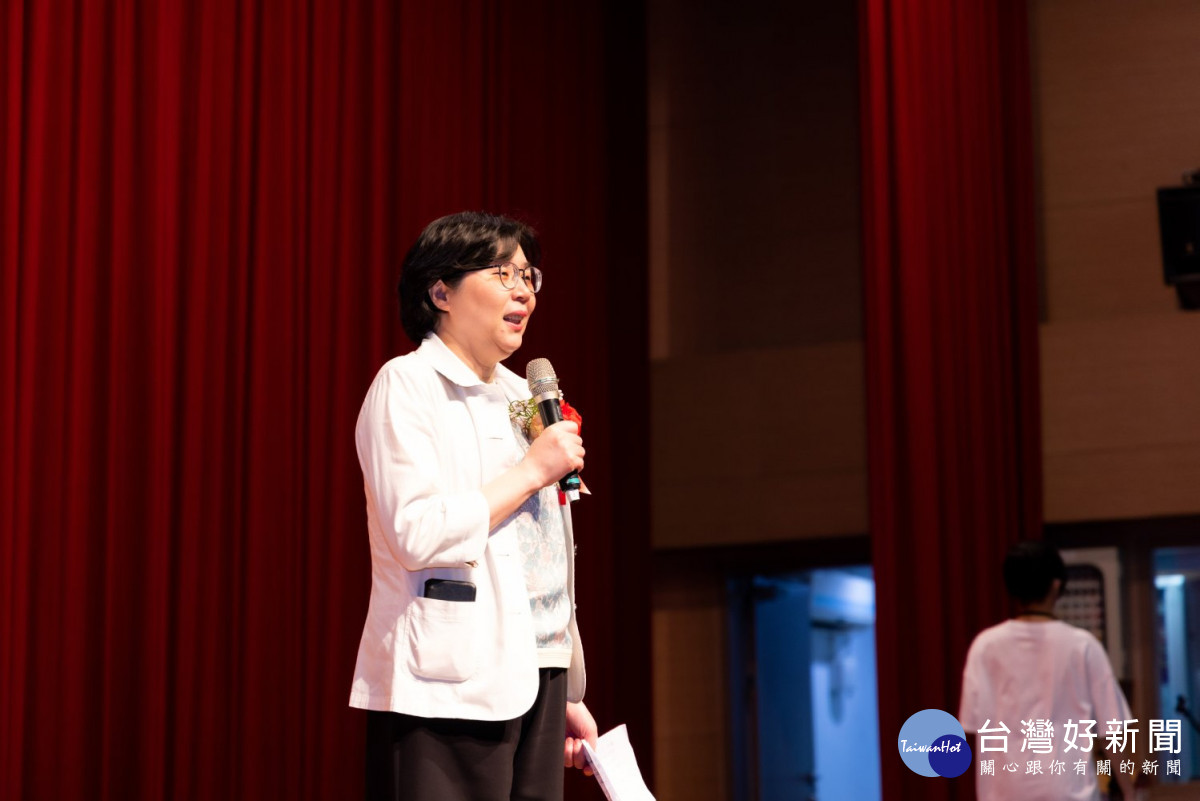 長庚科技大學范君瑜校長勉勵加冠生,效法南丁格爾「持續學習,永不放棄。」的精神