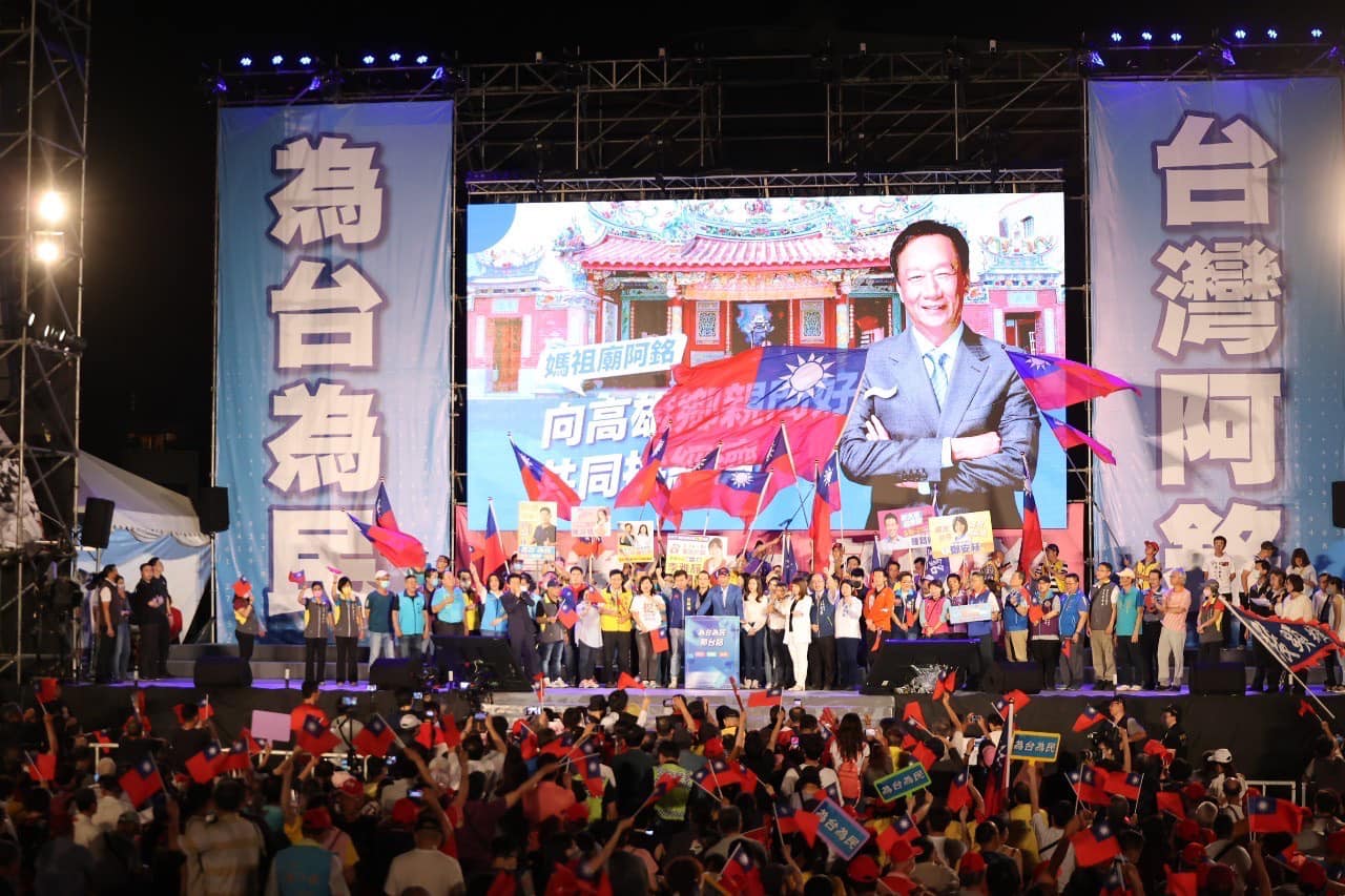 郭台銘7日在鳳山舉行首場造勢,現場中華民國國旗旗海飄揚。翻攝郭台銘臉書