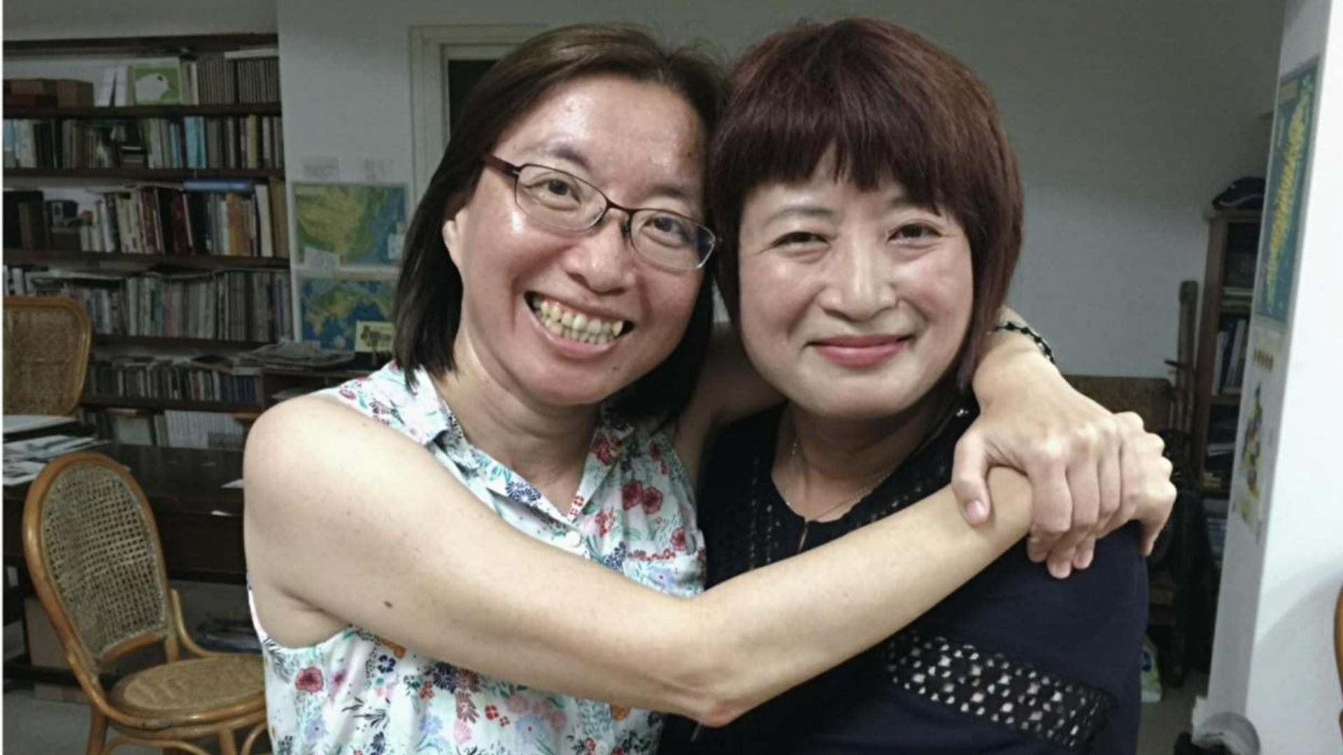 民進黨立委蔡培慧(右)在臉書貼出和林淑雅(左)的照片,表示自己不能接受這個噩耗。翻攝蔡培慧臉書