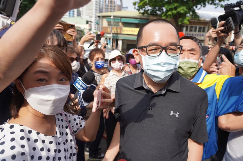 高雄市前議員陳致中(右)因洗錢案判刑定讞,他今天事先理好頭髮,前往雄檢報到發監。中央社