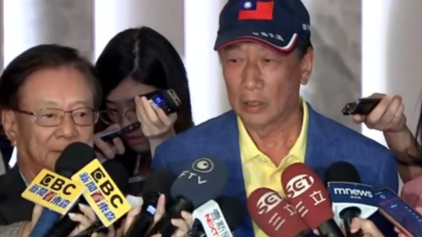 宣明智(左 )8日晚間宴請國民黨立委,郭台銘(右)親自到場致意。翻攝畫面