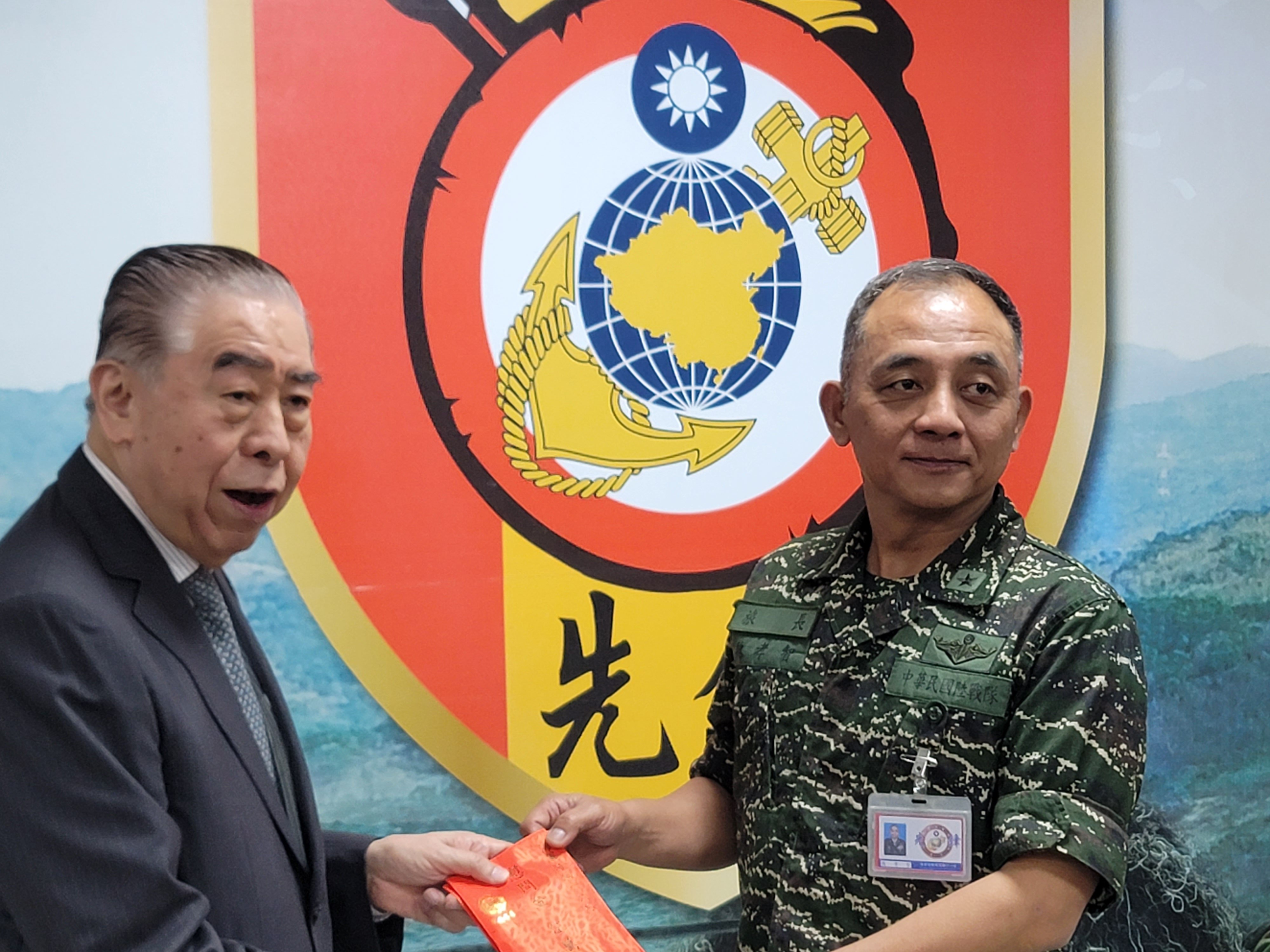 軍友社榮譽理事醍李棟樑(左)慰訪陸戰66旅,感謝官兵捍衛國家。王烱華攝