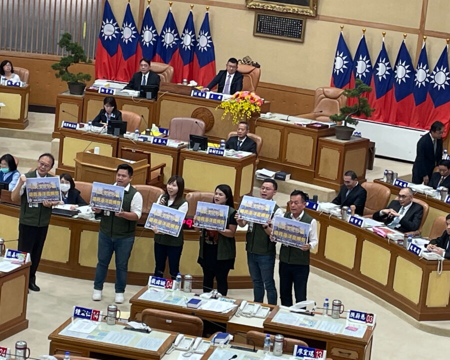 圖／民進黨新北市議員張維倩、邱婷蔚、陳永福、翁震州、彭一書、李余典等人，高呼「新北文化沙漠，還我海洋音樂祭」。（圖／記者陳志仁攝，2023.05.11） 