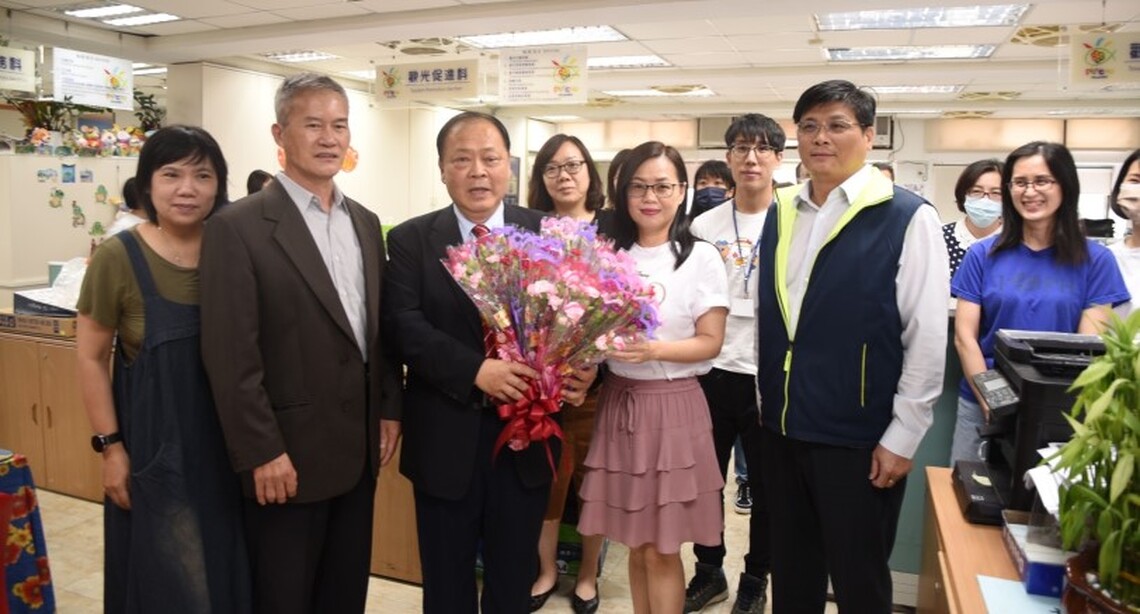 陳光復贈送女性同仁康乃馨 向所有偉大母親獻上祝福與感謝