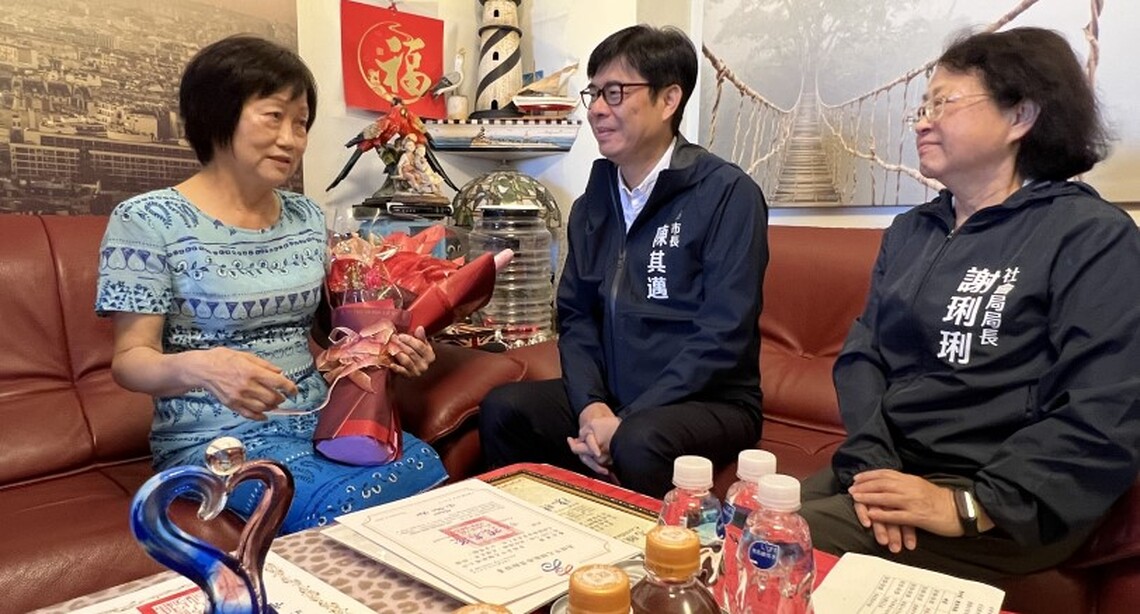 照顧身障兒逾38年 獲頒高雄市「給力媽媽」獎 陳其邁親訪得獎媽媽晏江秀英 感佩堅毅母愛