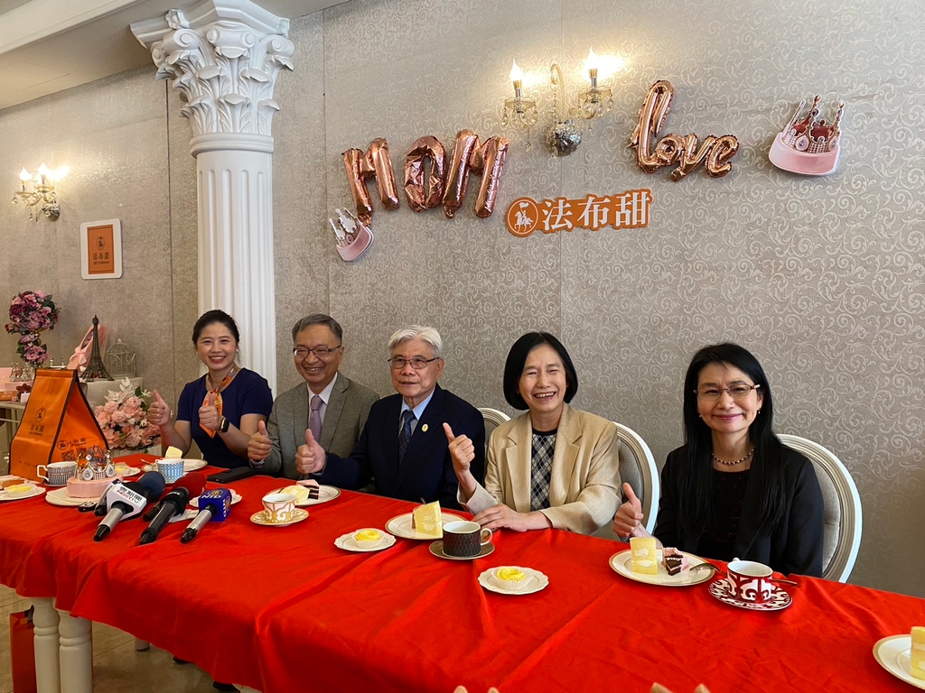 衛福部與農委會攜手參訪糕餅業者，鼓勵民眾踴躍購買（圖：衛福部食藥署）