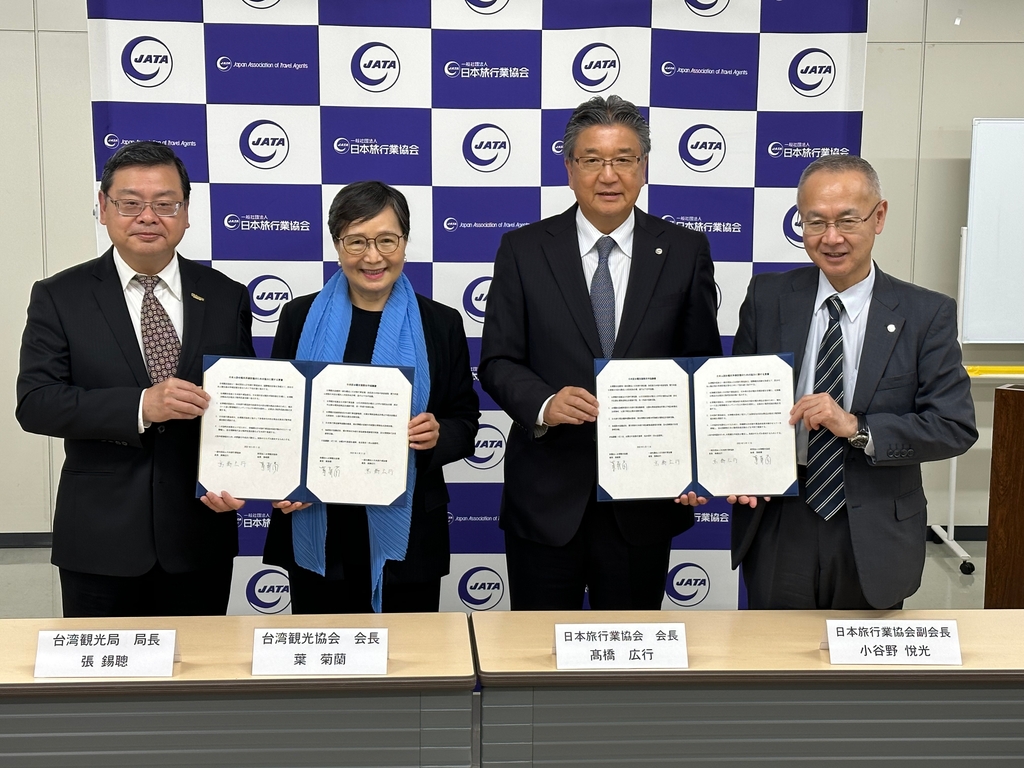 觀光局張錫聰局長(左1)見證台灣觀光協會葉菊蘭會長(左2)與日本旅行業協會高橋廣行會長(右2)簽署「日本訪台觀光復甦合作協議書」（圖：交通部觀光局）