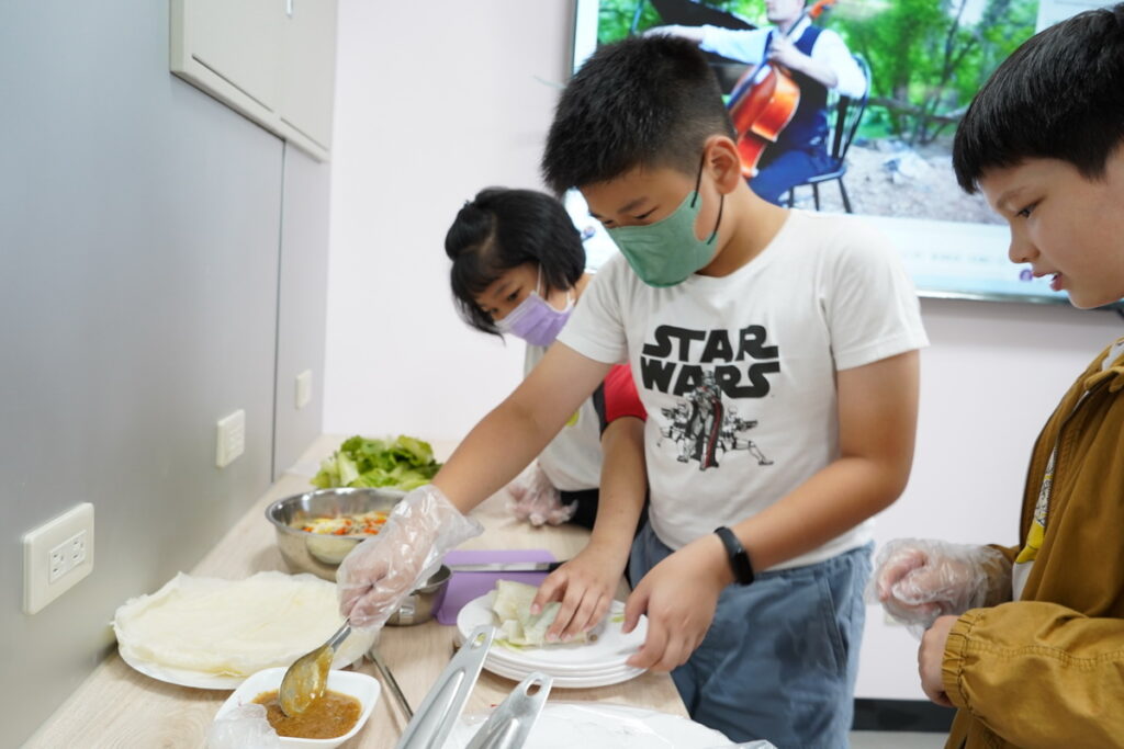 學童親手製作異國美食傳愛