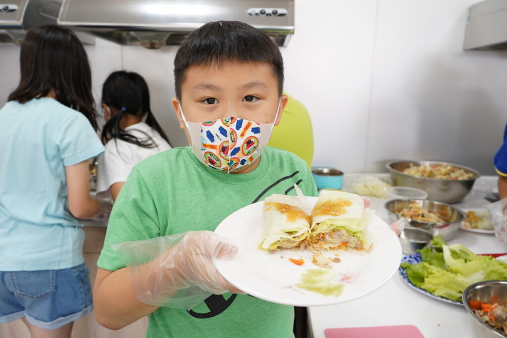 學童親手製作異國美食傳愛