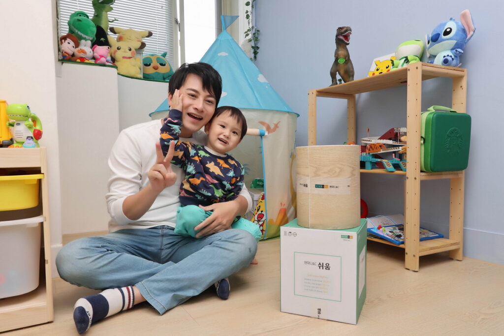 孟澔與寶貝兒子睿睿擔任推薦大使(圖片提供: 90s台北大安門市)