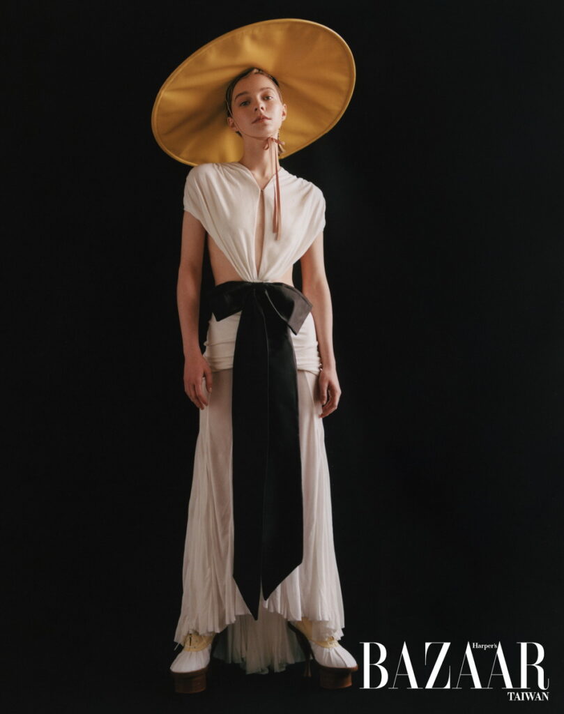 洋裝,Loewe;帽子,Amorphose;鞋子,Thom Browne。(照片轉載自「《Harper’s BAZAAR》國際中文版」)