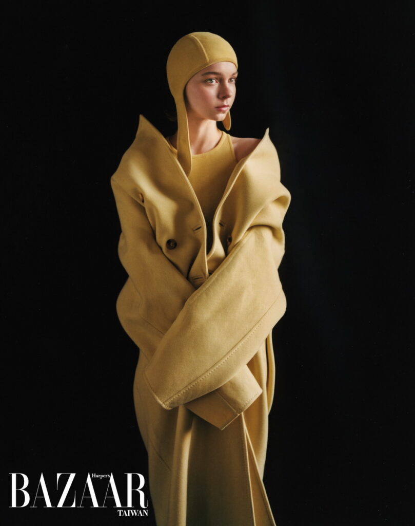 大衣、背心、帽飾,Max Mara。(照片轉載自「《Harper’s BAZAAR》國際中文版」)
