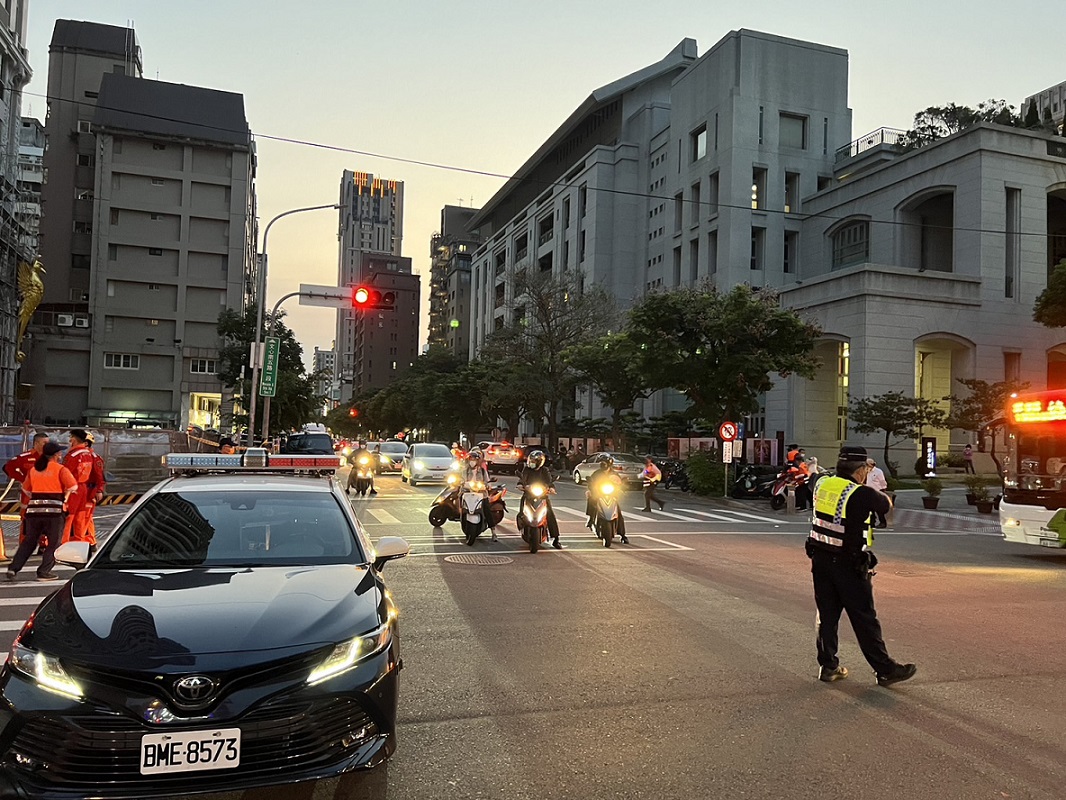 ▲ 中市捷運發生車廂撞擊工地掉落物，造成1死10傷，警方緊急擴大道路管制區域 (圖/台中市警察局 提供)