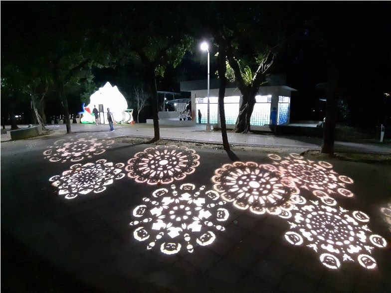 「門紅」現展示於木柵公園,為該處夜間亮點之一。