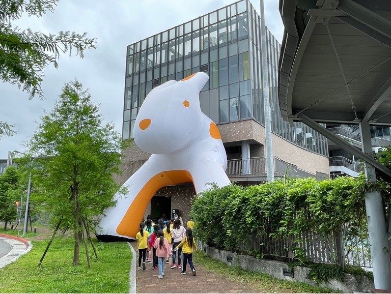 「未來‧穿梭‧兔子洞」現身台北市文山區永建國小,鼓勵學童勇敢往人生不同道路打拼。