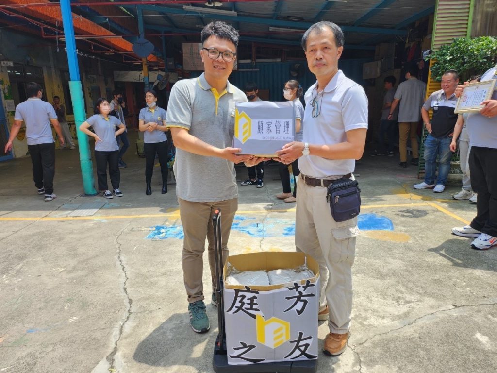 顧家管顧 總經理陳卿瑋 代表公司捐贈物資與大溪庭芳教養院 謝國忠院長 合影。(圖/顧家管顧提供)