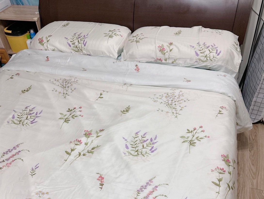 睡眠品質首重床包,天絲材質親膚助眠。(圖/翻攝自momo網購好物交流社團)