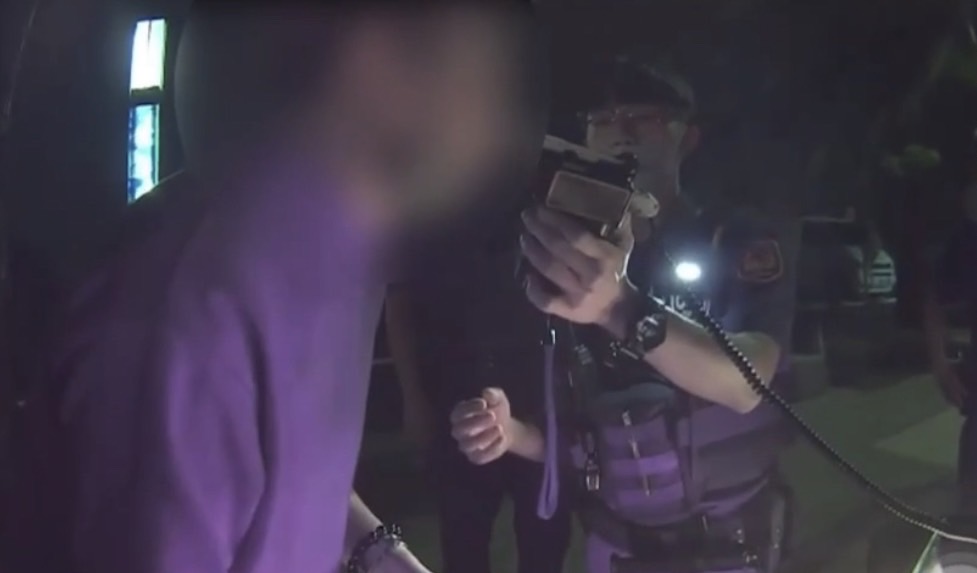 賓士男見警心虛違規迴轉 警攔下發現酒駕罪加一等 車內妻子連坐開罰
