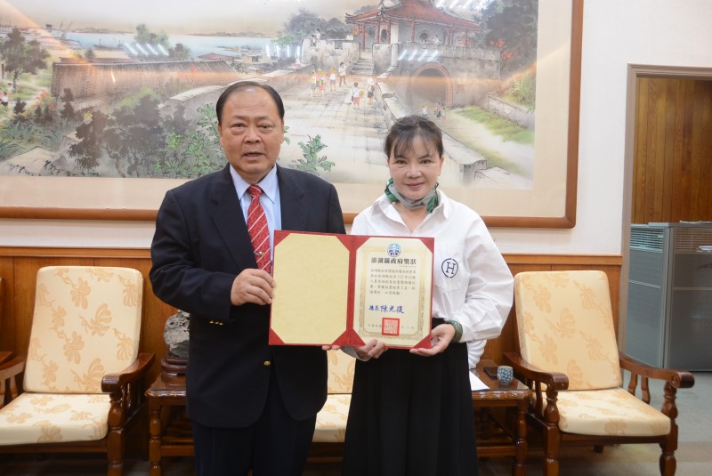 陳光復表揚英語競賽績優同仁 鼓勵公務同仁說英文 與世界接軌