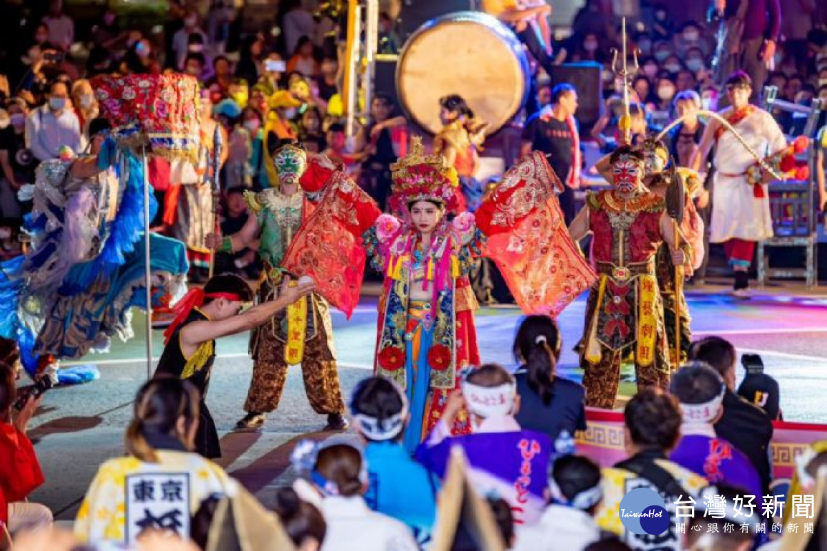 許多特色台灣藝陣團隊融合傳統戲曲、特技雜耍與陣頭藝術,帶來精采演出。