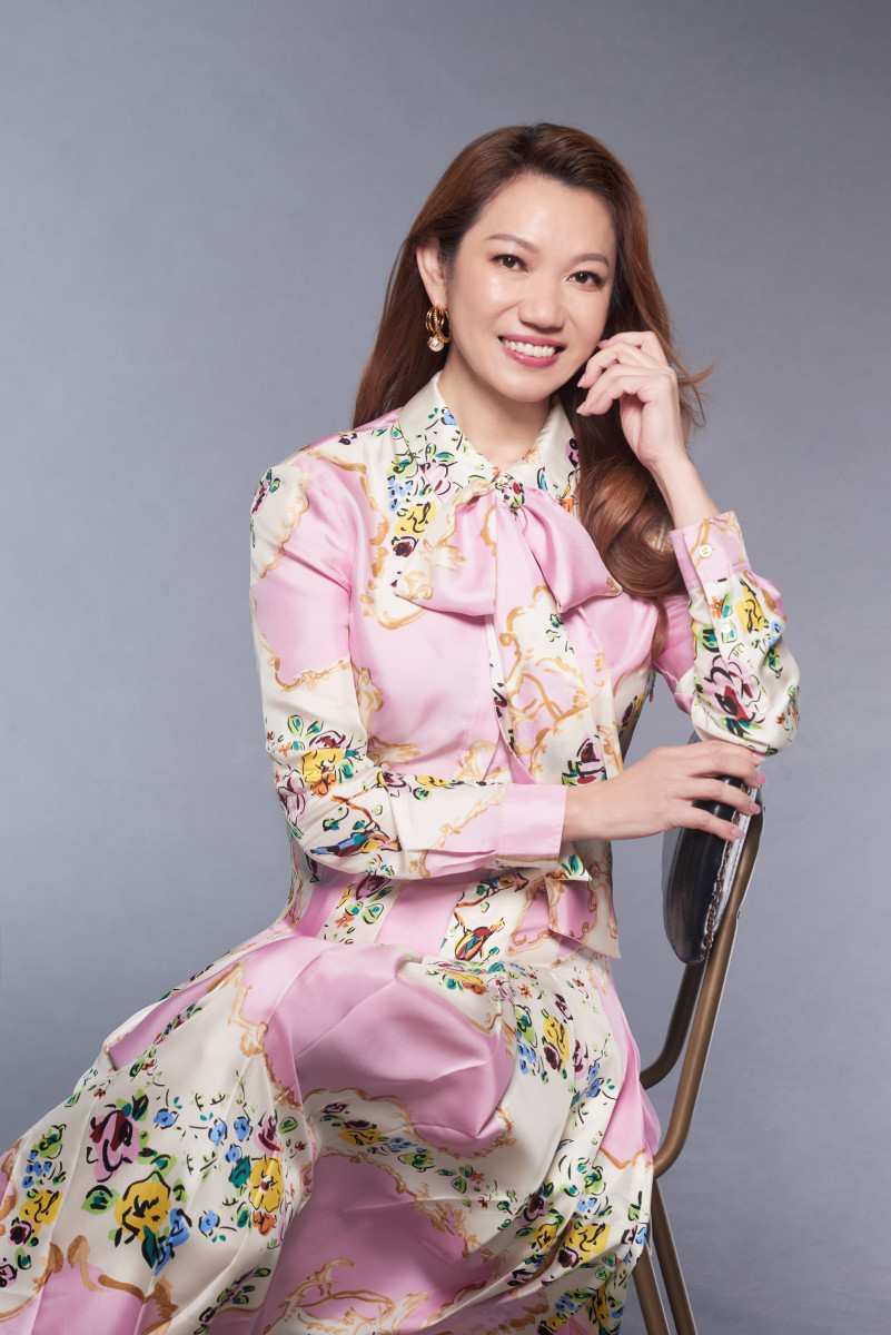 快樂麗康董事長陳惠鶯（英文名Winn）是「I-CHARMING 愛俏迷人」最佳的代言人，也是品牌催生者。