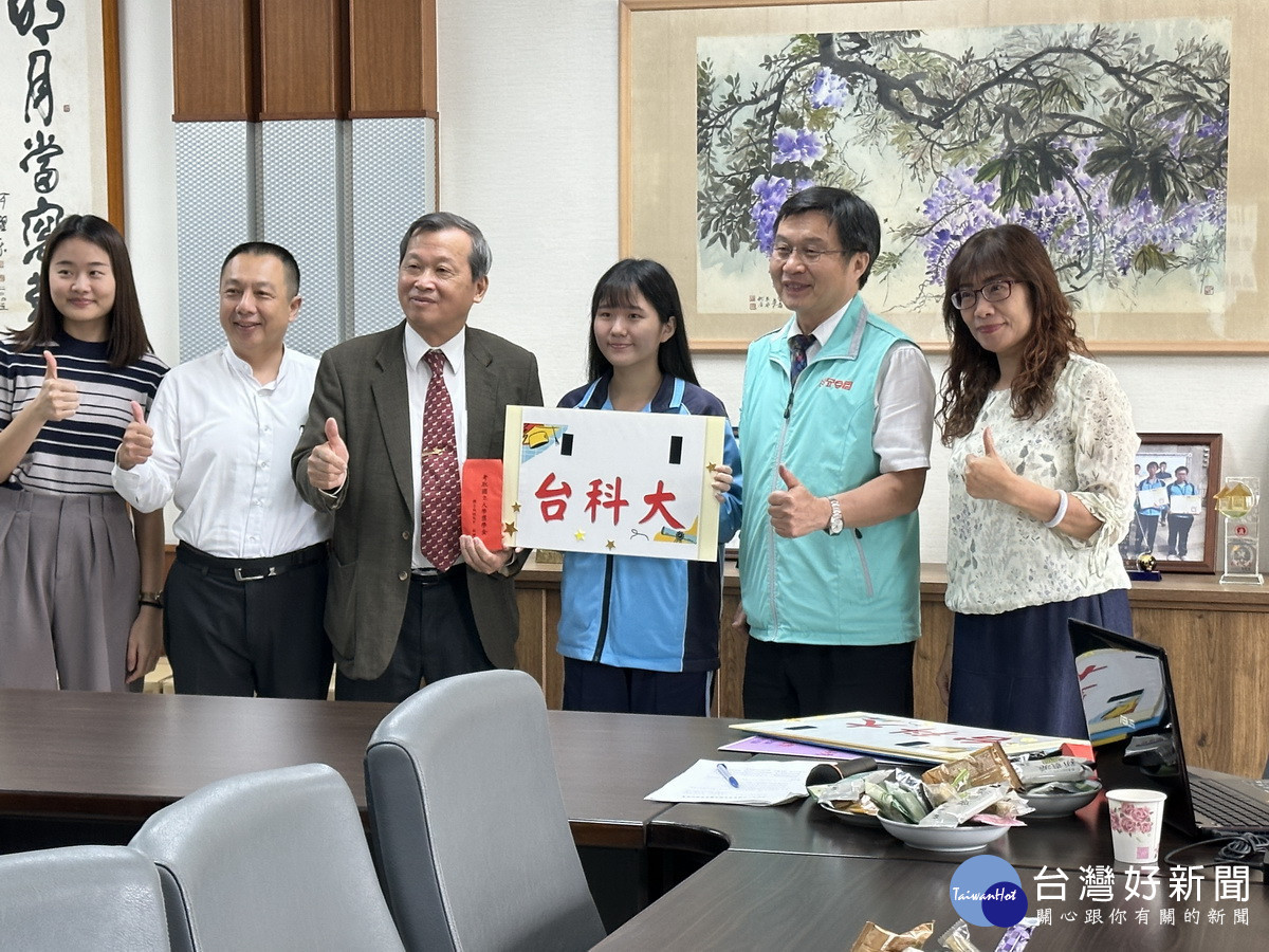 李英愛以第一志願考上臺科大應外系。(記者扶小萍攝)