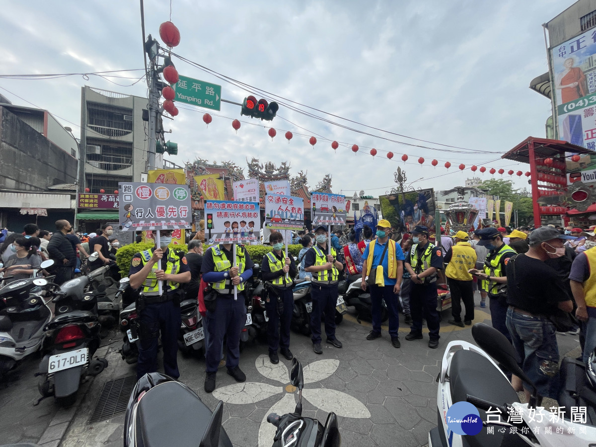 中壢警分局加強交通宣導，並於1至7日大執法開出1261張罰單。
