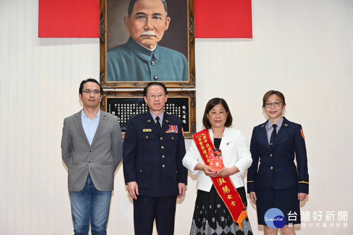 副局長蔡鴻義代表警察局致贈榮譽狀及禮券,感謝警察模範母親之辛勞。