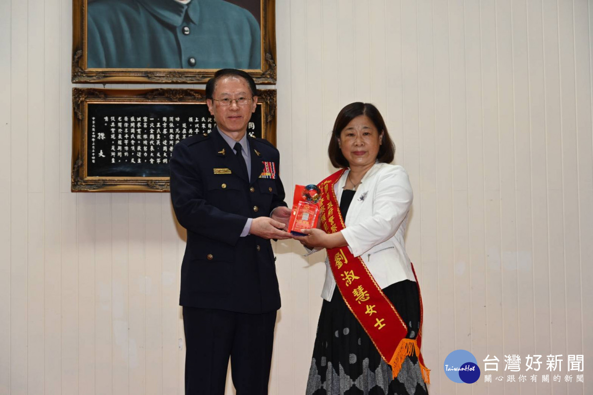 副局長蔡鴻義代表警察局致贈榮譽狀及禮券,感謝警察模範母親之辛勞。