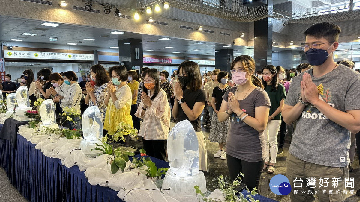 縣府員工與民眾一同禮佛。(慈濟南投聯絡處提供)