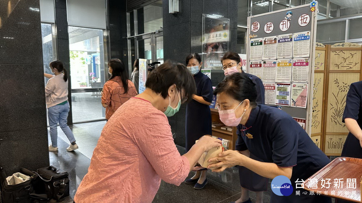 慈濟以壽桃與大眾結緣。(慈濟南投聯絡處提供)