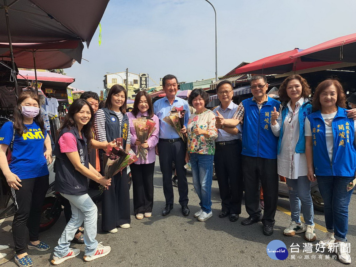 馬文君與地方各界在草屯贈送婦女朋友康乃馨。（國民黨南投縣黨部提供）