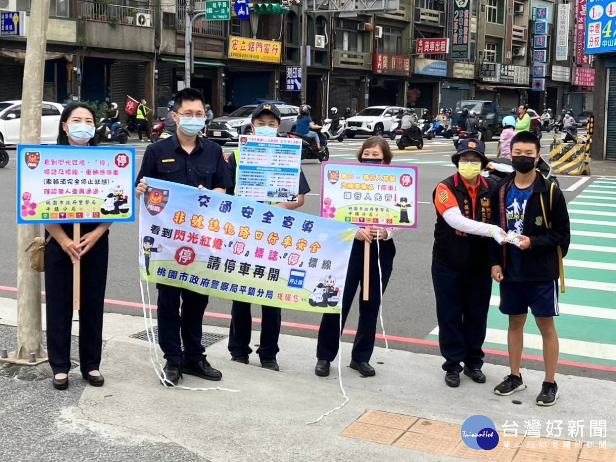 平鎮警分局加強「慢看停」交通宣導,呼籲用路人注意行人安全。