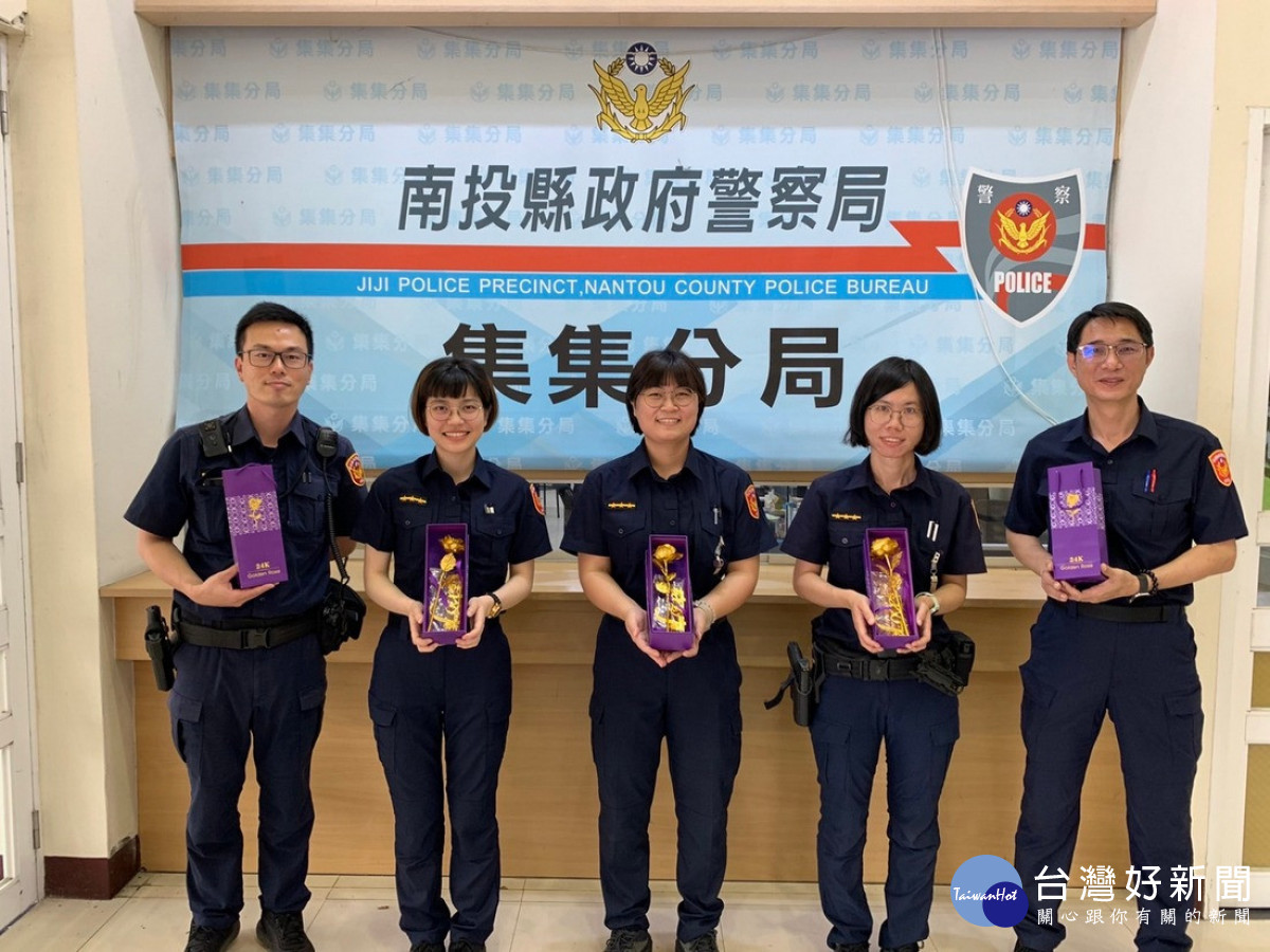 集集警分局獻上「鑲金花朵」祝福女性同仁們青春如花朵般地美麗綻放。