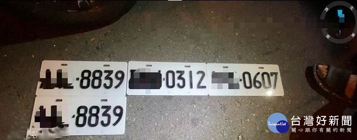 警方自陳男車上起出多面疑為偽造車牌。(南投分局提供)