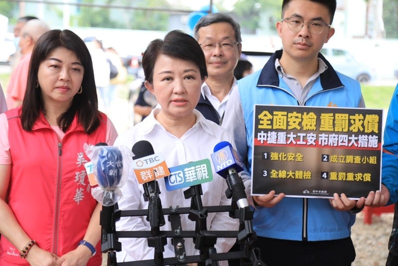 台中捷運代理董事長在意外後要員工為搶修工作人員拍手,台中市長盧秀燕(中)說這樣很白目。中央社