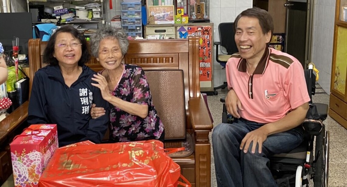 用心照顧一甲子 黃蔡秋蘭獲全國十大傑出愛心媽媽獎 社會局長謝琍琍致賀 讚揚母愛的偉大