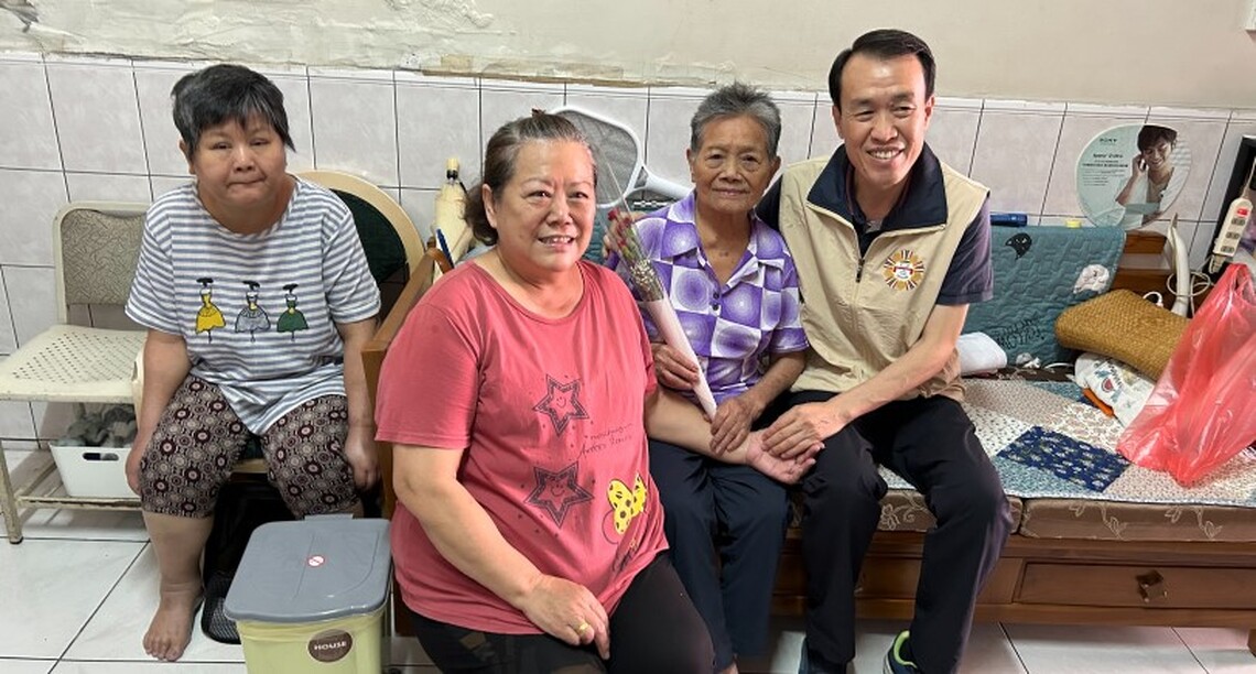 母親節前夕 高市榮服處關懷榮民(眷)致贈康乃馨及養生食品