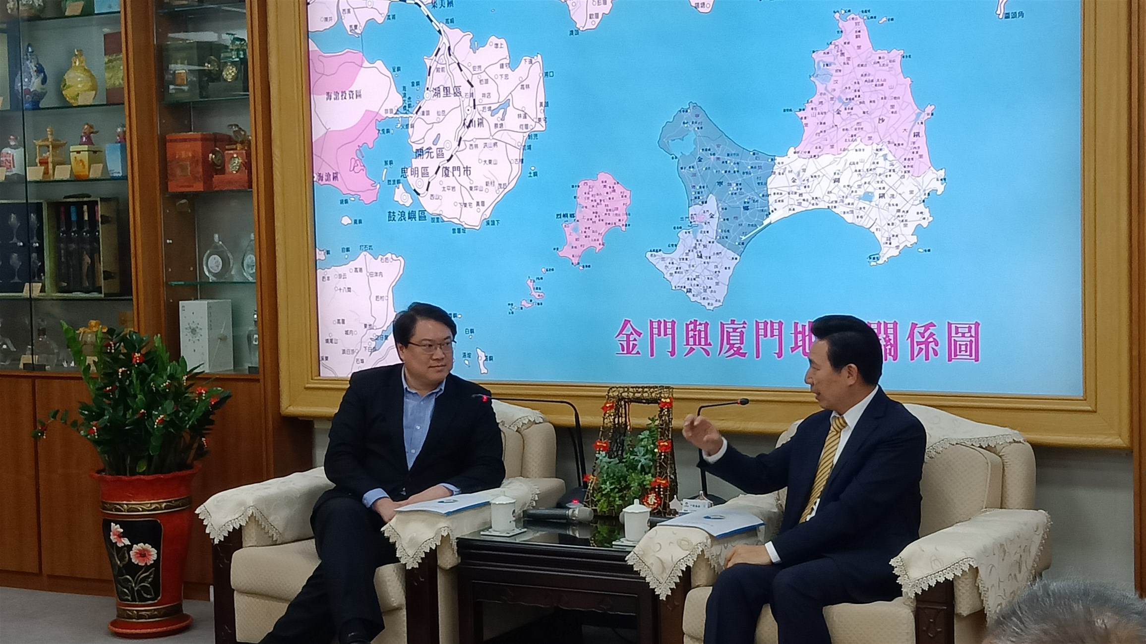 內政部部長林右昌蒞臨金門考察,陳福海縣長提出三大計畫 內政部部長林右昌蒞臨金門考察,陳福海縣長提出三大計畫