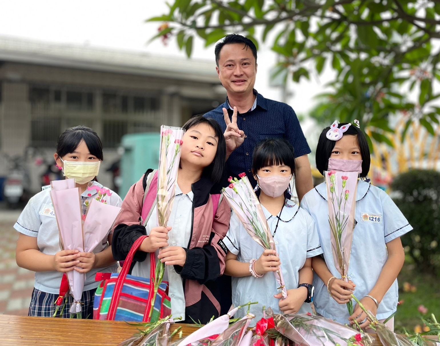 康乃馨與音樂相遇 育人國小種花籌韓國旅費 康乃馨與音樂相遇 育人國小種花籌韓國旅費