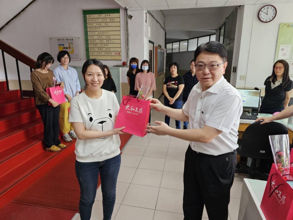 樹林分局分局長趙家輝為感謝分局母親同仁們,準備了知名品牌運動水瓶,贈送給辛苦奉獻的偉大媽媽們