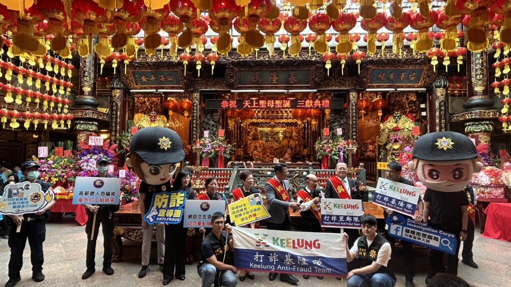 打詐宣導員警戴上刑警大頭娃娃,向民眾宣導「假投資」、「假網拍」、「假交友」