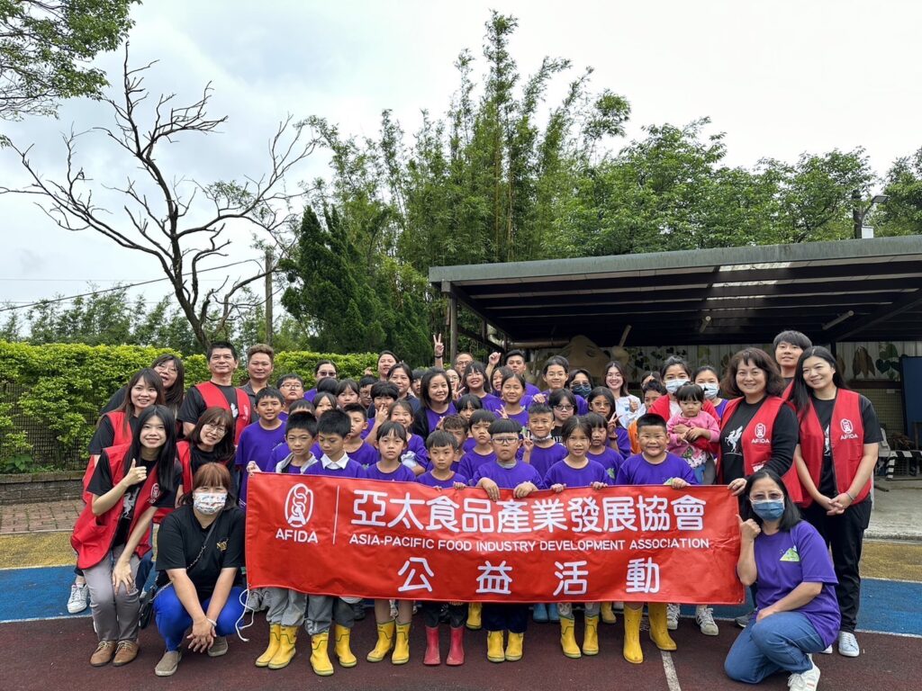 亞太食品產業發展協會於5/11(四) 實地走訪萬里區偏鄉大坪小學,共同體驗堆土窯及種地瓜
