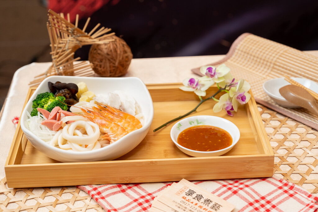 今年首度以「全美食市集」為號召,並以「饕客最愛吃」主題匯集包括台灣食材結合的法式鹹派、傳承70餘年五星級產品的火腿、宮廟系咖啡等多家經典特色攤位,邀請民眾一同來場美食饗宴。