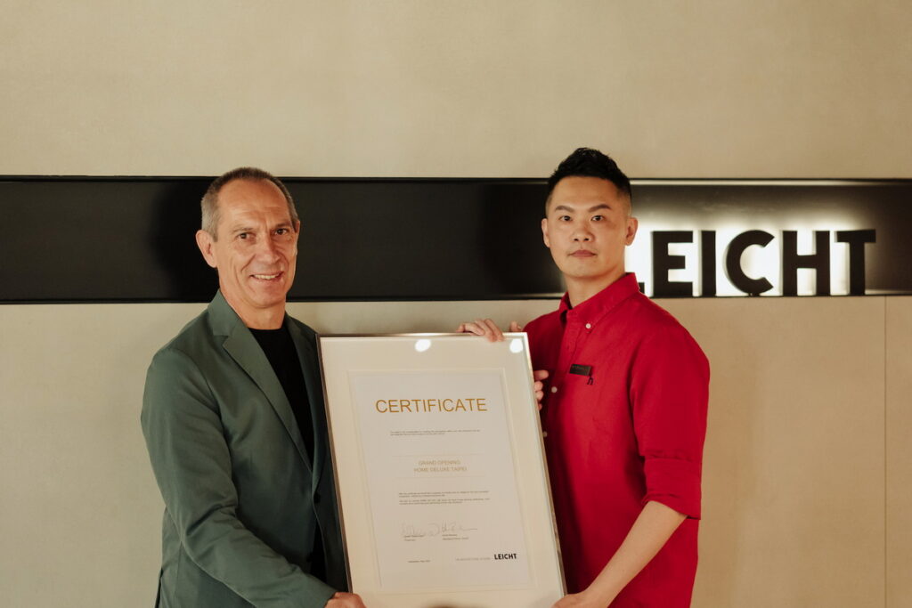 德國LEICHT總經理Harald Blessing（左）親臨出席全新展廳揭幕活動並致贈全球優秀代理商證書予弘第企業（右）弘第企業總經理劉子嘉