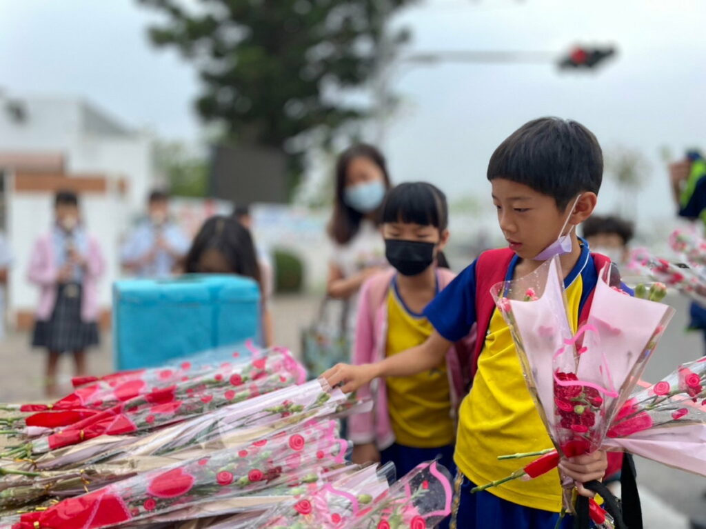 用花讓孩子圓夢,育人國小收成康乃馨幫助學生前進韓國